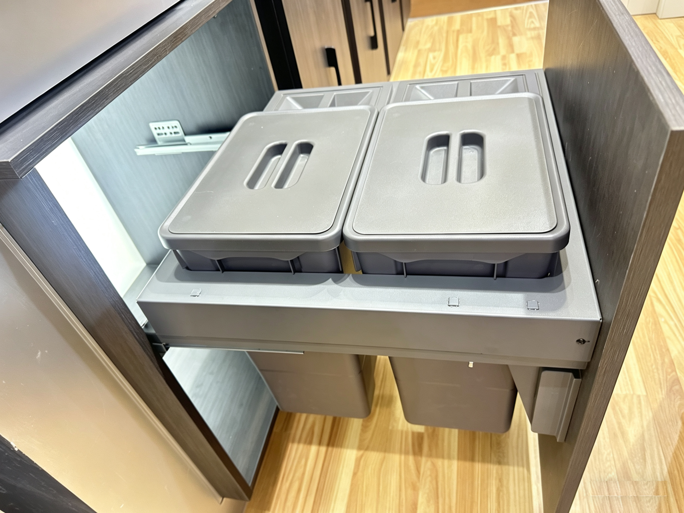 Four trash cans in the large-capacity cabinet 