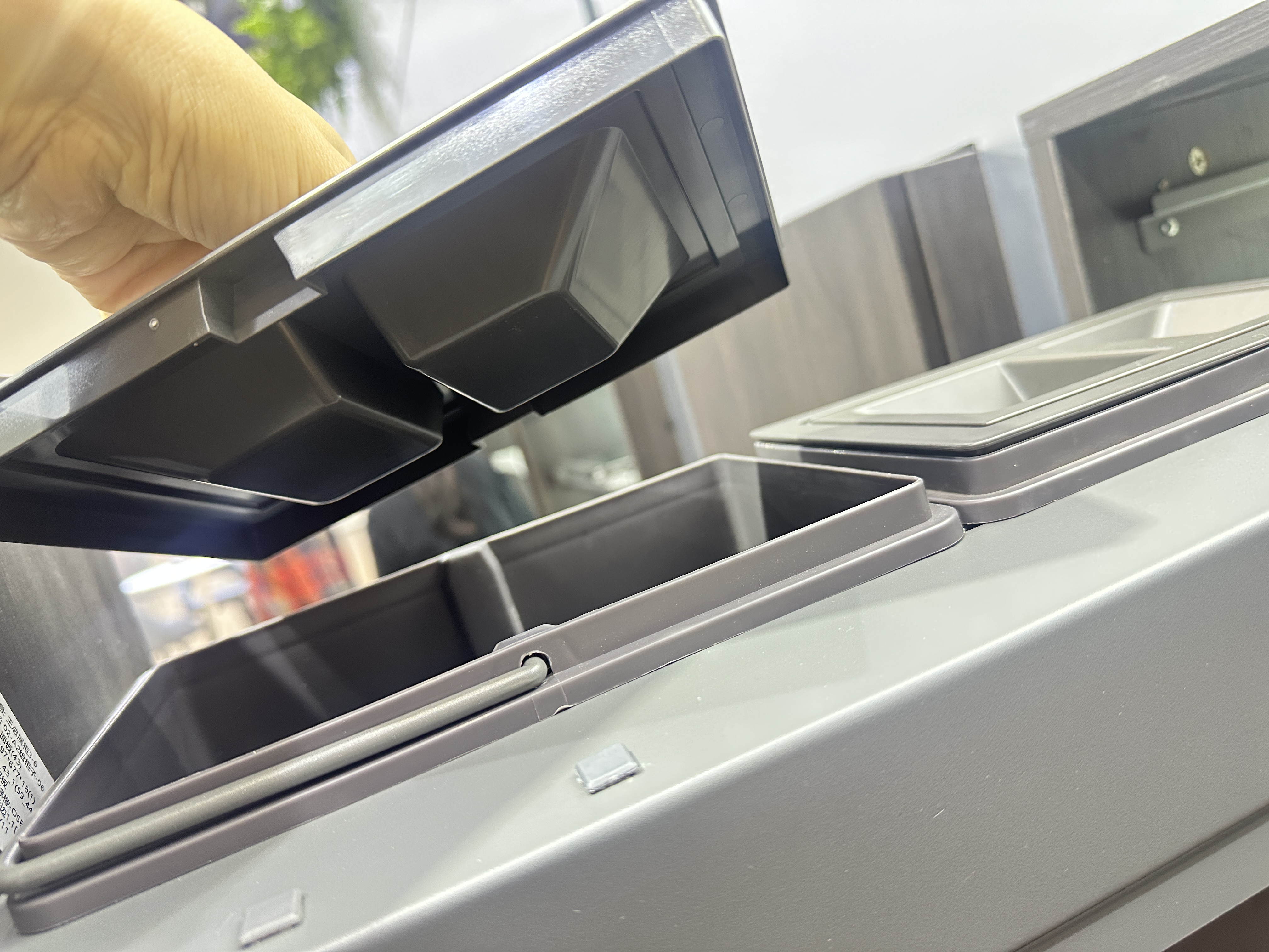 Four trash cans in the large-capacity cabinet 