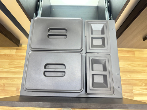 Four trash cans in the large-capacity cabinet 